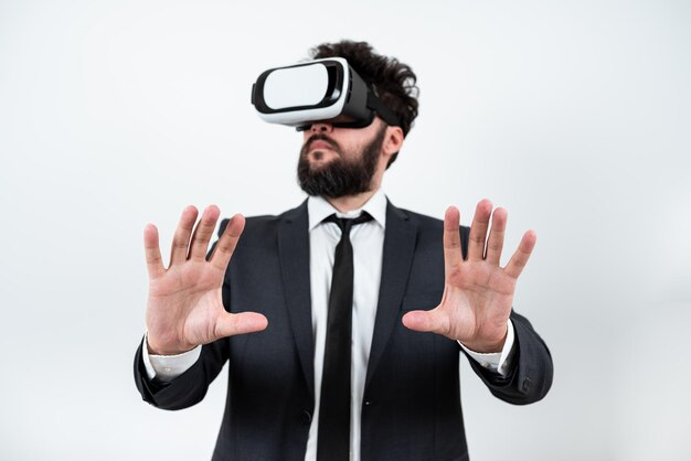 Homem usando óculos de realidade virtual e apresentando mensagens importantes entre as mãos Empresário com óculos de realidade virtual e mostrando informações cruciais