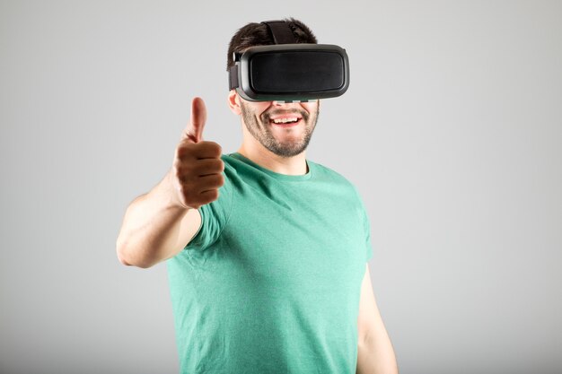 Homem usando óculos de realidade virtual