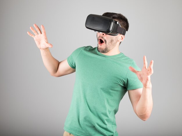 Homem usando óculos de realidade virtual