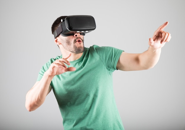 Homem usando óculos de realidade virtual