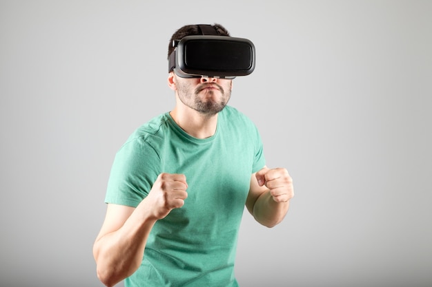 Homem usando óculos de realidade virtual