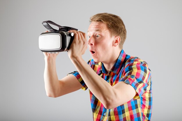 Homem usando óculos de realidade virtual