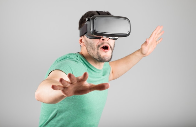 Foto homem usando óculos de realidade virtual