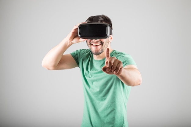 homem usando óculos de realidade virtual