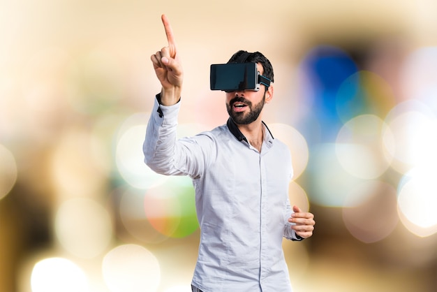 Homem usando óculos VR tocando em tela transparente em fundo não focado