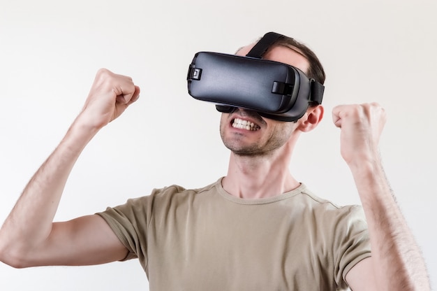 Homem usando óculos vr