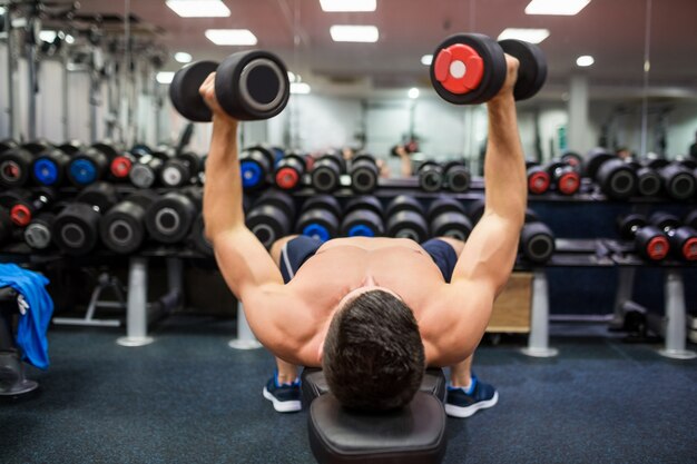 Homem usando pesos em seu treino