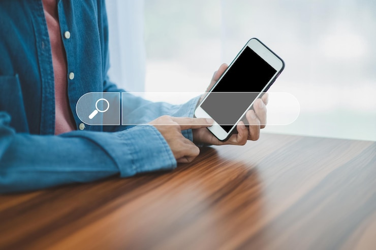 Foto homem usando pesquisa de smartphone na internet móvel