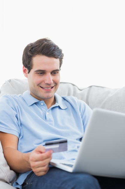 Homem usando seu cartão de crédito para comprar on-line