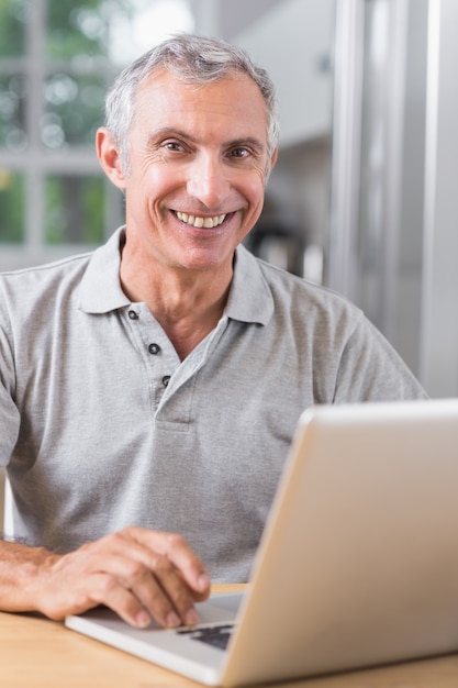 Foto homem usando seu laptop