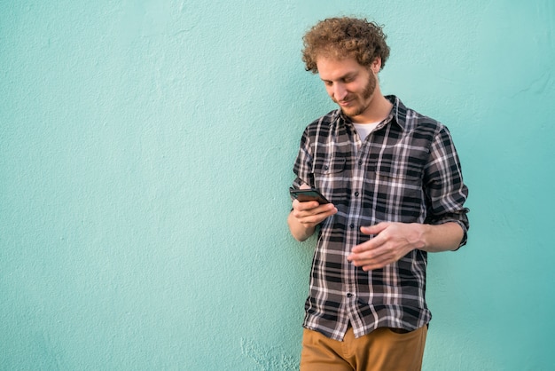 Homem usando seu telefone celular