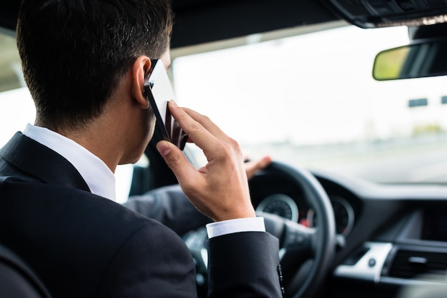 Homem, usando, seu, telefone, enquanto, dirigindo carro