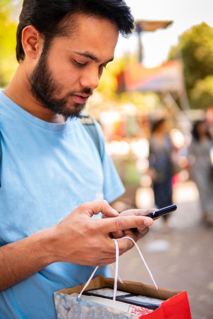 Foto homem usando smartphone enquanto está de pé no mercado