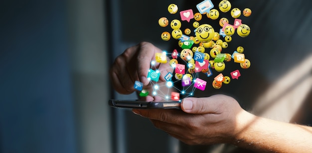 Homem usando smartphone, enviando ícones de emoticons de mensagens de texto. conceito de mídia social, renderização em 3d