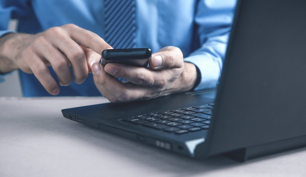 Homem usando smartphone. Mesa de escritório moderna. Tecnologia