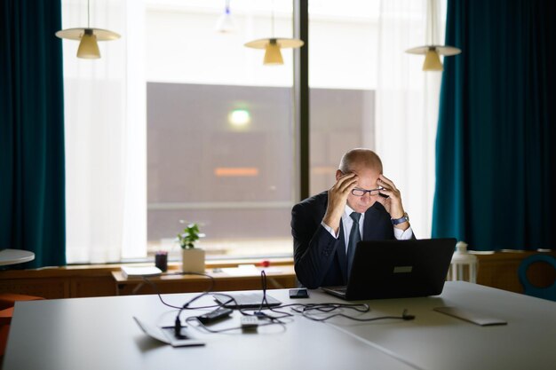 Foto homem usando smartphone na mesa