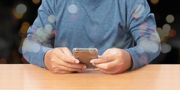 Homem usando smartphone navegando na internet na mesa de escritório trabalhando on-line negócios e tecnologia comunicação de rede de internet em fundo claro bokeh