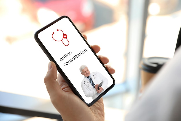 Homem usando smartphone para consulta on-line com médico por meio de bate-papo por vídeo