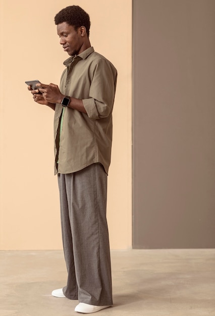 Foto homem usando smartphone para jogos