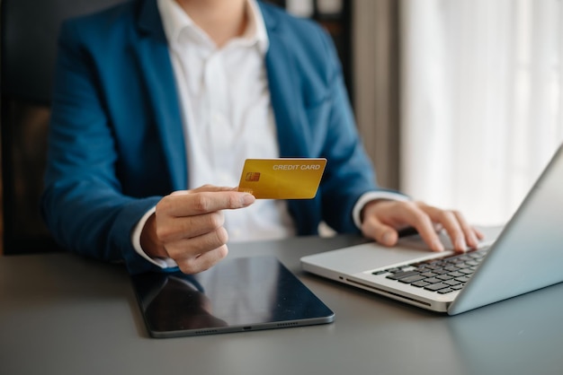 Homem usando smartphone para pagamentos móveis compras on-line canais omnisentado na mesa tela de interface gráfica de ícones virtuais