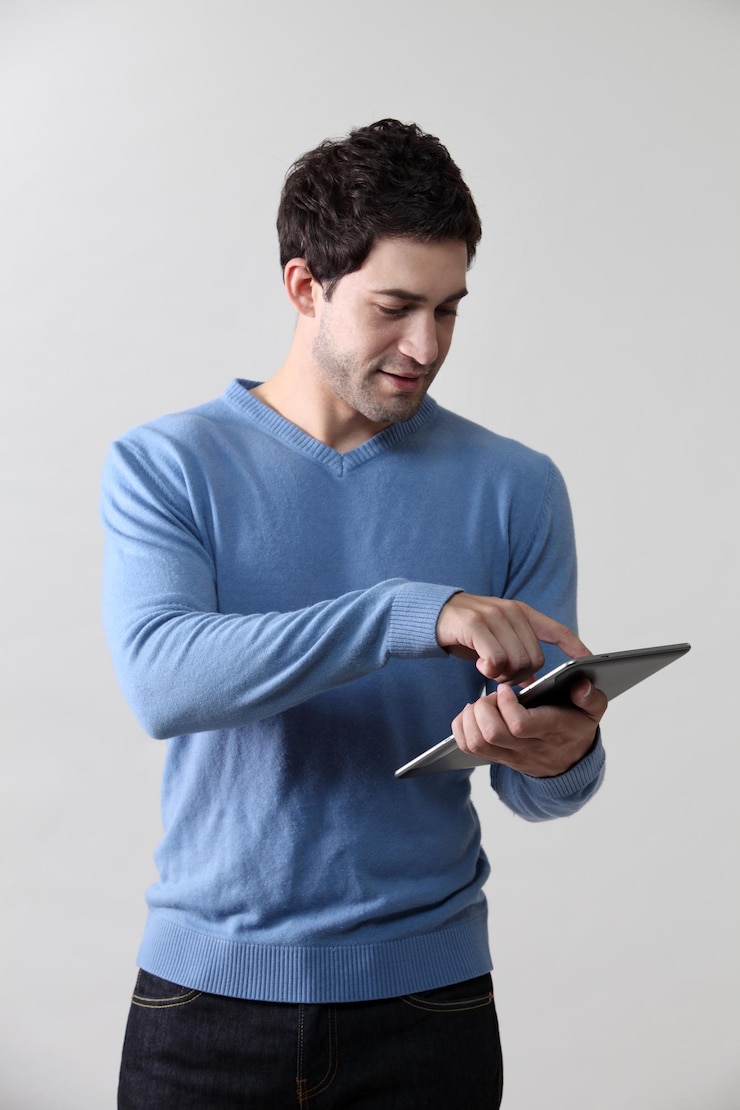 Foto homem usando tablet digital contra fundo branco