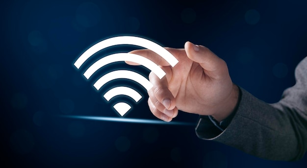 homem usando tablet moderno com conexão wifi em close-up da tela