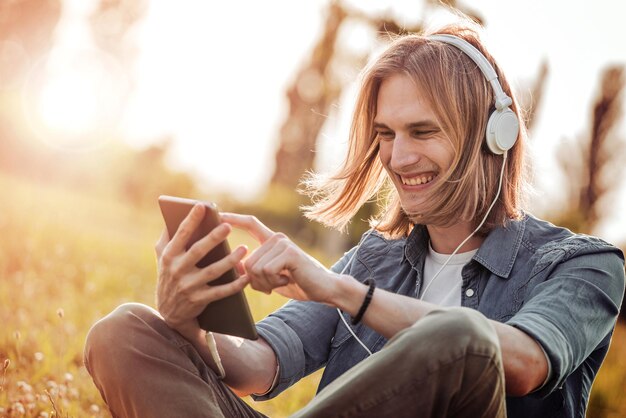 Homem usando tablet para ouvir música