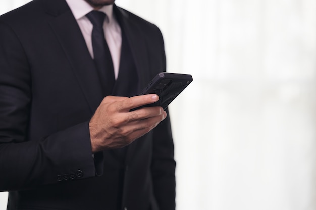 Homem usando telefone celular com espaço de cópia