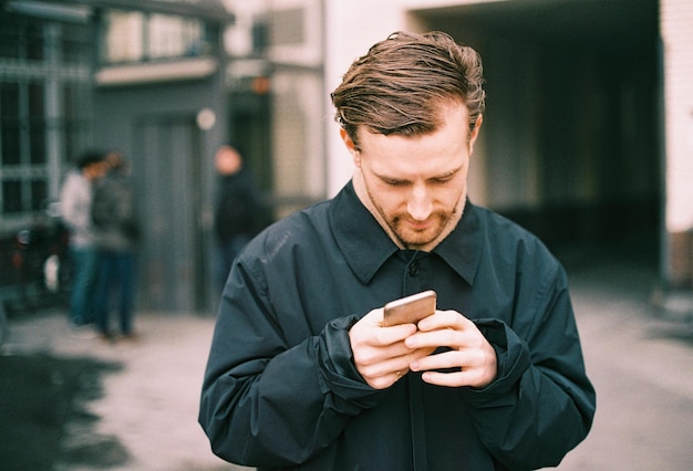 Homem usando telefone celular na cidade