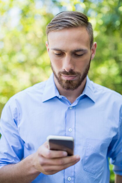 Homem usando telefone celular