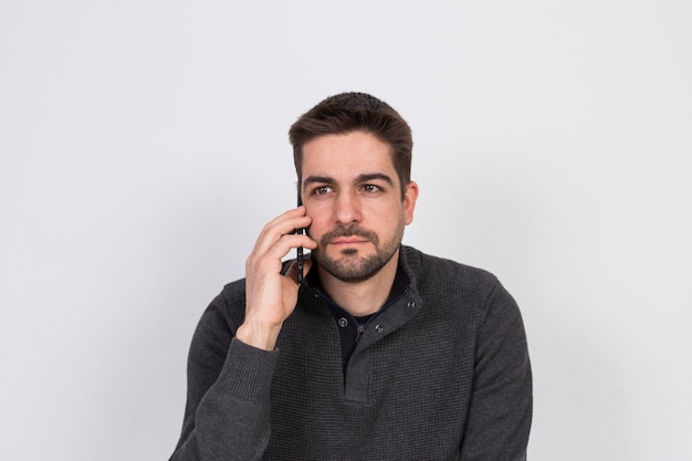 Homem usando telefone contra um fundo branco