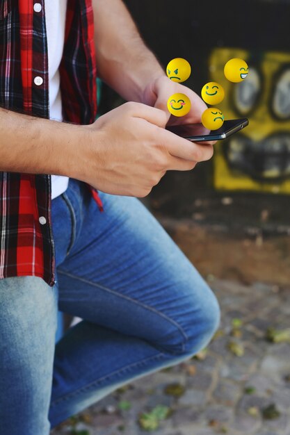 Homem, usando, telefone, emojis