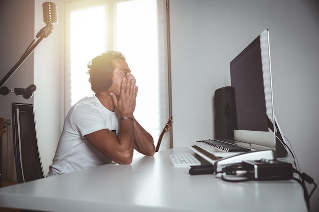 Foto homem usando telefone móvel enquanto está sentado na mesa