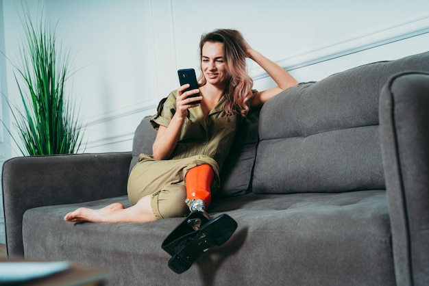 Homem usando telefone móvel sentado no sofá