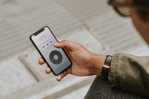 Homem usando um aplicativo em um smartphone