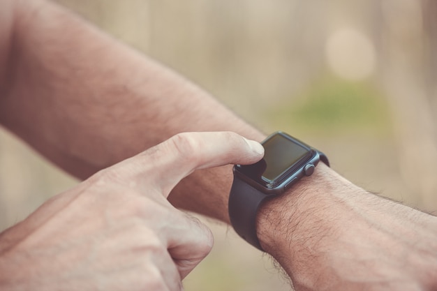 Homem usando um smartwatch preto