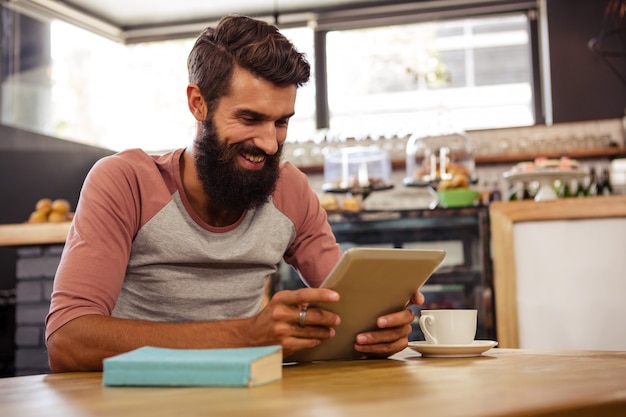 Homem usando um tablet sentado