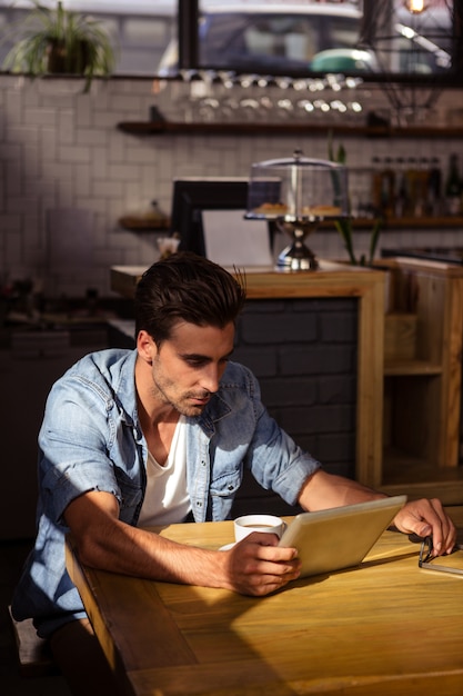 Homem usando um tablet sentado