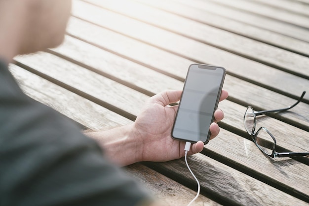 Homem usando um telefone inteligente em seu escritório ao ar livre