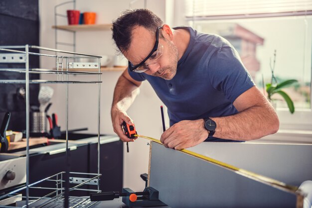 Homem usando uma fita métrica