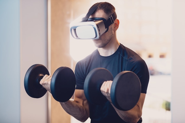 Homem, usando, virtual, realidade, óculos, com, dumbbells