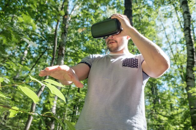 Homem usando VR-fone de ouvido