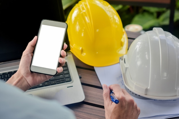 Homem usar capacete de computador telefone inteligente móvel na mesa