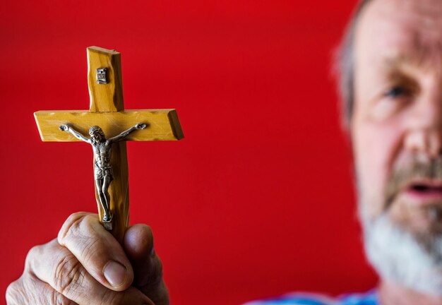 Foto homem velho barbudo com uma cruz católica