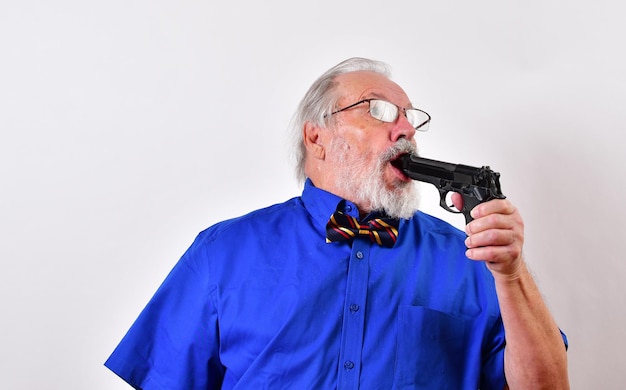 Homem velho com camisa azul e gravata comete suicídio com sua arma