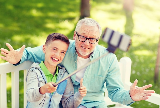 homem velho e menino tirando selfie por smartphone