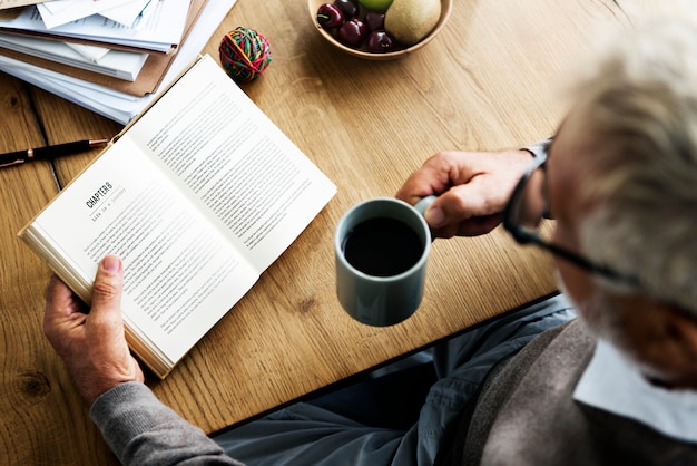 Homem velho, lendo um livro