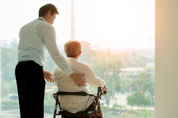 Homem velho, ligado, cadeira roda, e, doutor, em, hospitalar conceito saúde, e, médico, para, comercial