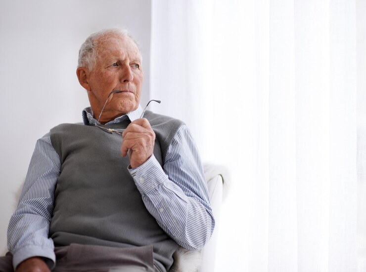 Foto homem velho pensando e sozinho para depressão no sofá óculos e lembrar memórias ou erro pessoa masculina sênior sala de estar e nostalgia ou ansiedade no sofá demência e alzheimer na aposentadoria