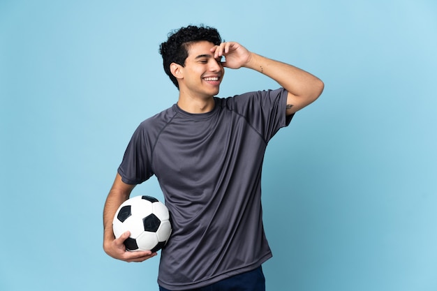 Homem venezuelano de futebol mais isolado sorrindo muito